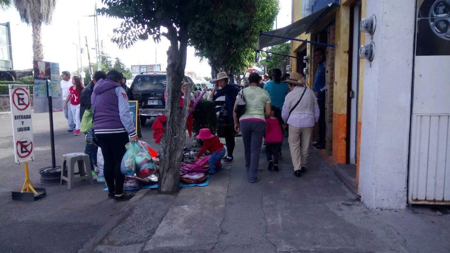 Comercio se extiende e invade banqueta y parte de la calle. Foto Monsetrrat García